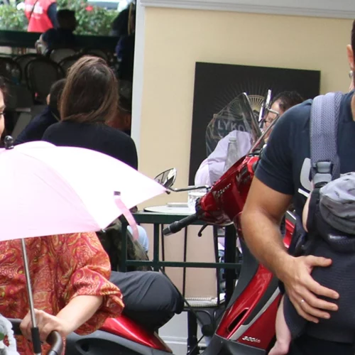 Χριστίνα Μπόμπα - Σάκης Τανιμανίδης | Οικογενειακή βόλτα με τις δίδυμες κόρες τους, Φιλίππα και Αριάνα