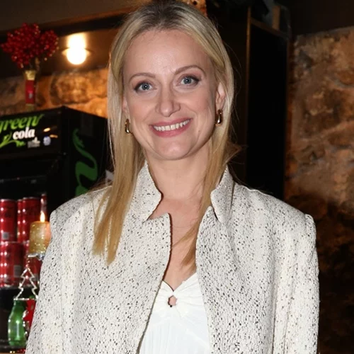 Λένα Δροσάκη | Με floral μίνι φόρεμα και cowboy μπότες