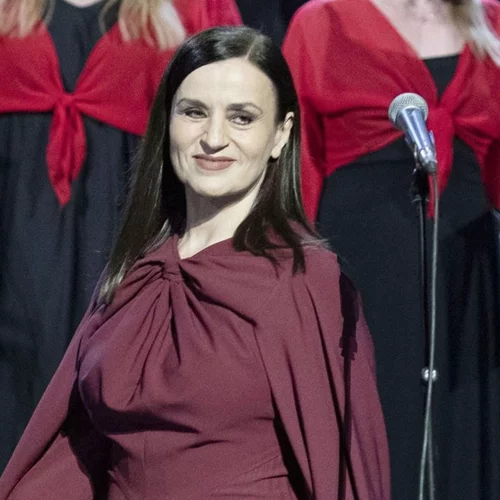 Καρυοφυλλιά Καραμπέτη: "Κι αν δεν γνώρισες την αγάπη, ψάξ’ την μέσα στην καρδιά σου και χάρισέ την απλόχερα στους άλλους"