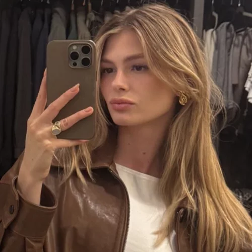 Η Αμαλία Κωστοπούλου προτείνει τον ανοιξιάτικο τρόπο για να φορέσεις το τζιν παντελόνι