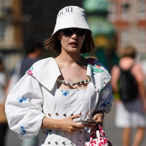 Αυτό είναι το κομψό αξεσουάρ που πρέπει να έχεις σίγουρα μαζί σου στις διακοπές