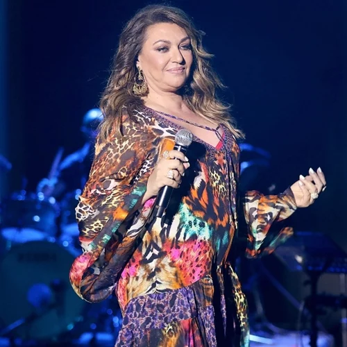 Καίτη Γαρμπή | "Δεν με ενδιαφέρει να τα έχω καλά με όλους - Υπάρχουν τόσα προβλήματα.Τι κάνουμε εμείς; Διαφημίζουμε μόνο το καινούργιο μας τραγούδι;"