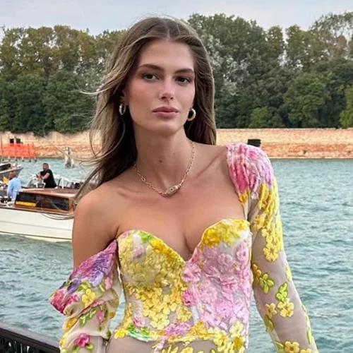 Η Αμαλία Κωστοπούλου με φόρεμα στο χρώμα που είναι τέλεια επιλογή για καλοκαιρινούς γάμους