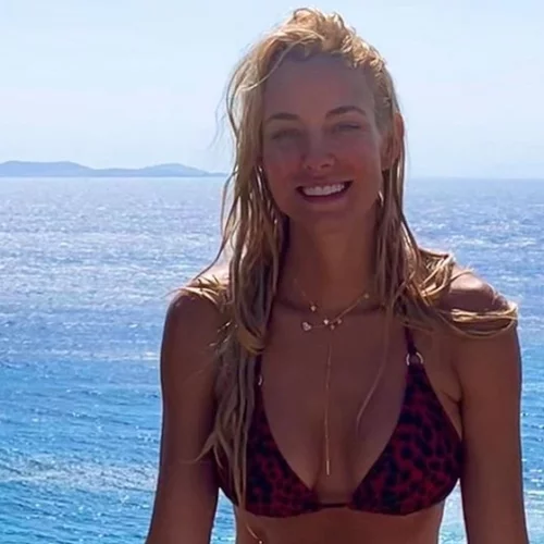 Το καλοκαίρι δεν τελείωσε για τη Δούκισσα Νομικού | Η φωτογραφία με μπικίνι στην παραλία