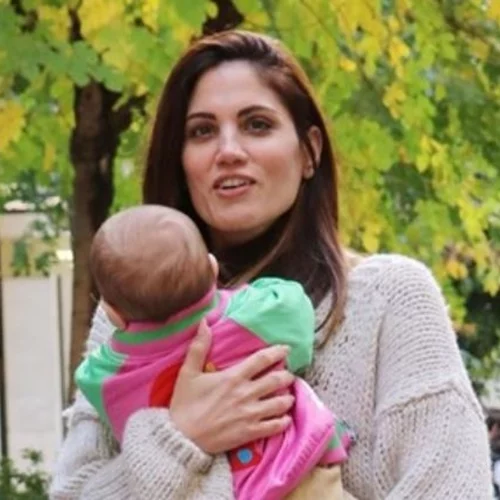 Μαίρη Συνατσάκη | Βόλτα με την 1 έτους Ολίβια στη γειτονιά τους