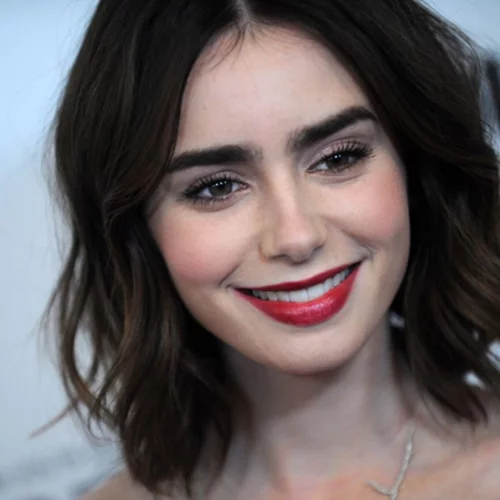 Η Lilly Collins εστιάζει πλέον στο παρόν τονίζοντας ότι το μέλλον θα έρθει