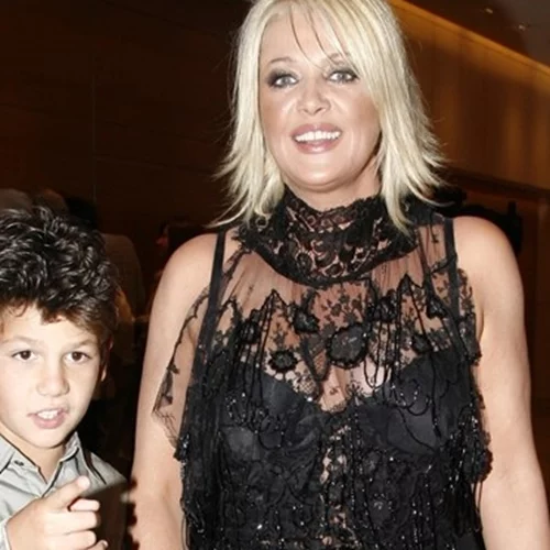 18 χρόνια πριν | Η Ρούλα Κορομηλά με τον γιο του πρώην συζύγου της Νάσου Γαλακτερού