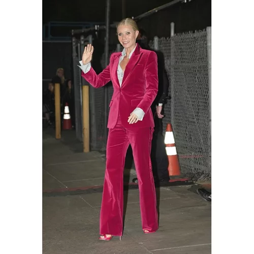 Στα χνάρια της Miranda Kerr | Η Gwyneth Paltrow ποζάρει αγκαλιά με τη Dakota Johnson στο σόου του οίκου Gucci