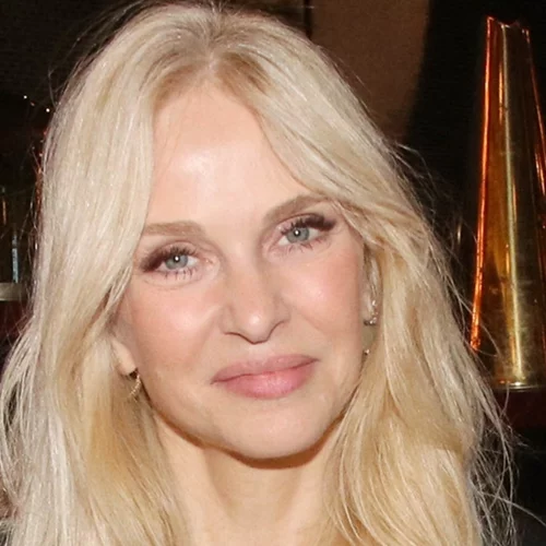 Μαρί Κωνσταντάτου | Σε νέα δημόσια εμφάνιση με τον σύζυγό της με βελούδινο μπλε κοστούμι