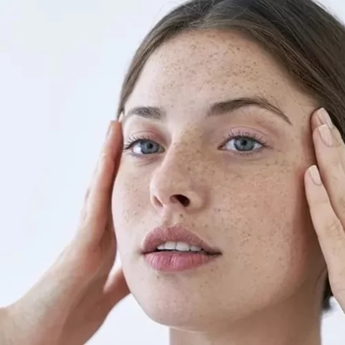 7 λευκαντικές κρέμες ημέρας που κάνουν παρελθόν τις καφέ κηλίδες