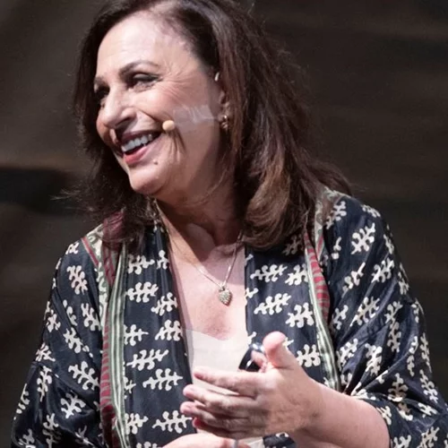 Xάρις Αλεξίου | Σε παραδοσιακό καφενείο στην Αίγινα