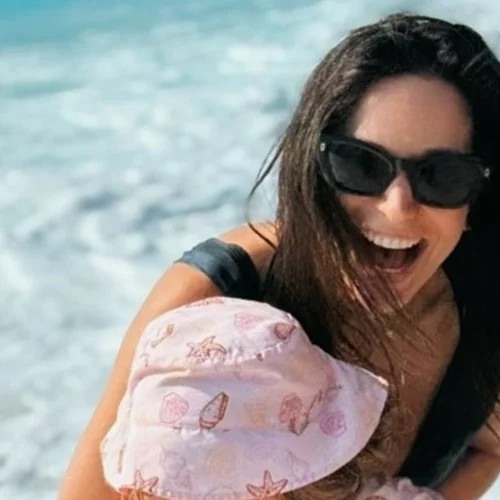 Η Κατερίνα Γερονικολού σε παιχνίδια στη θάλασσα με τις βαφτιστήρες της