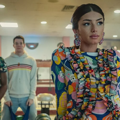 Ruby Matthews | Η ηρωίδα της σειράς Sex Education φόρεσε δημιουργία Ελληνίδας σχεδιάστριας