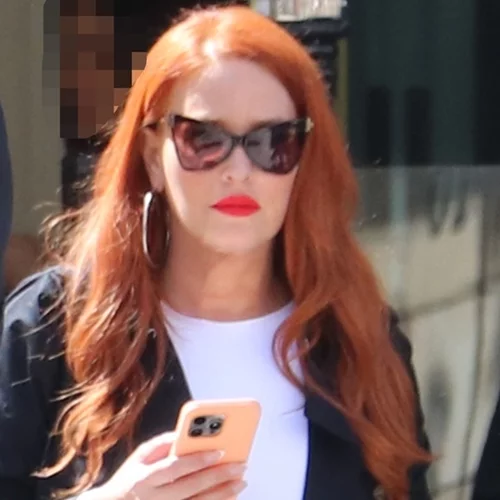 Με τζιν και λευκό top στο κέντρο της Αθήνας η Σίσσυ Χρηστίδου | Με τον αδερφό της παρέα