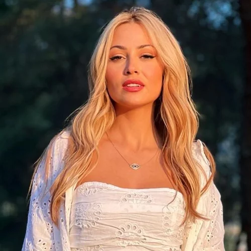 Η Ελένη Βουλγαράκη ενσωμάτωσε το μπικίνι top από την Tezenis στο καθημερινό της look