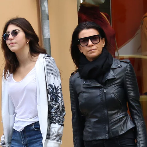 Η Μαρίνα Βερνίκου με ροκ εμφάνιση σε βόλτα με την πανύψηλη κόρη της, Ντεμήλια - Η καταπληκτική ομοιότητά τους