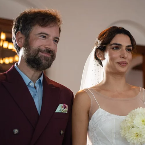 Και ο γαμπρός με MI-RŌ | Ο Κωστής Μαραβέγιας παντρεύτηκε με μπορντό κασμιρένιο κοστούμι και φλοράλ pochette