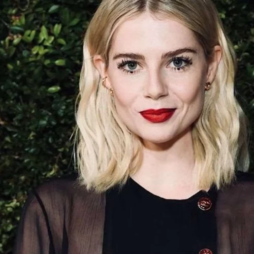 Κάμερα στη Lucy Boynton