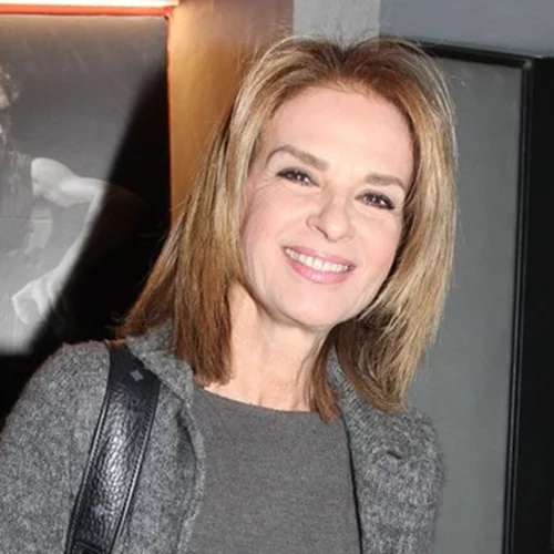 Η Πέγκυ Σταθακοπούλου ποζάρει με μαγιό σε μία μαγευτική παραλία