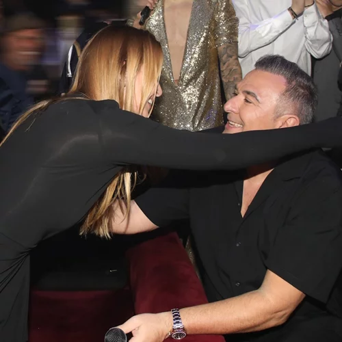 Αντώνης Ρέμος & Υβόννη Μπόσνιακ | Τα τρυφερά φιλιά που αντάλλαξαν μπροστά στο κοινό