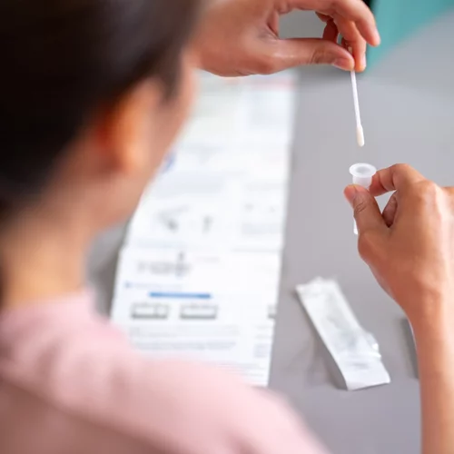 Ήρθαν τα τριπλά τεστ στα φαρμακεία | Ανιχνεύουν κορονοϊό, γρίπη και RSV