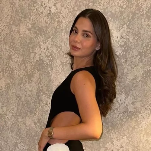 Αλεξάνδρα Κωστοπούλου | Με ροζ ολόσωμο μαγιό στην Πάτμο