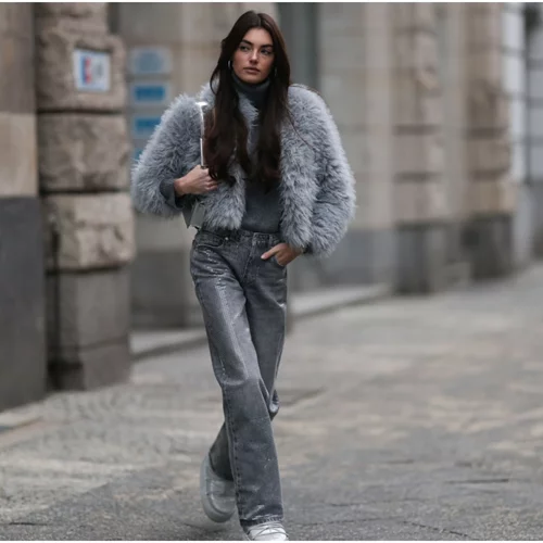 8 jeans σε γκρι χρώμα για να υιοθετήσεις το απόλυτο denim trend της άνοιξης