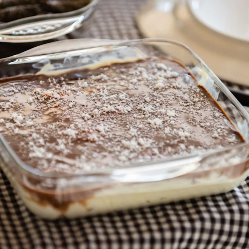 Το ονειρικό μπισκοτογλυκό ψυγείου με μπανάνα της Αργυρώς Μπαρμπαρίγου | Η συνταγή που θα σου θυμίσει τα παιδικά σου χρόνια