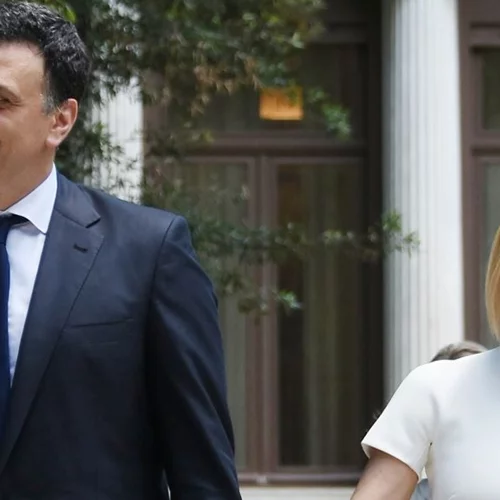 Η Τζένη Μπαλατσινού στην είσοδο της πολυκατοικίας της και το μικρό παράπονό της