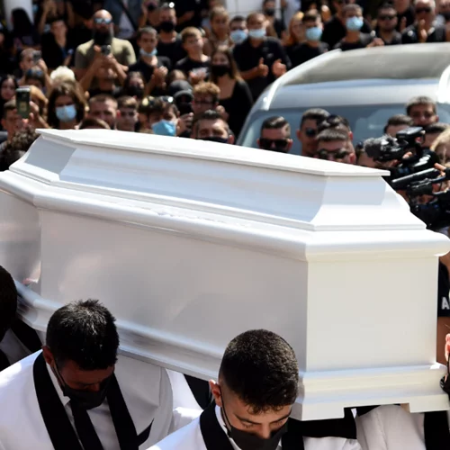 Το τελευταίο αντίο | Πλήθος κόσμου στην κηδεία του Mad Clip - Απαρηγόρητη η Ελένη Φουρέιρα