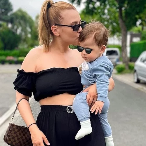 Η Λάουρα Νάργες σε μια άκρως τρυφερή φωτογραφία με τον γιο της