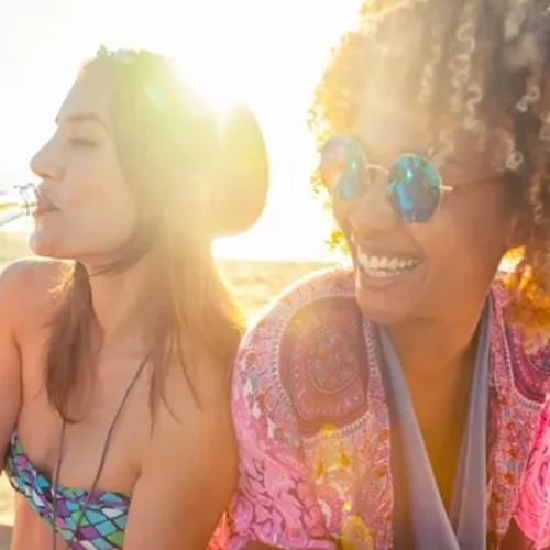 Μπύρες και κοκτέιλ στην παραλία | Οι άγνωστοι κίνδυνοι που κρύβουν