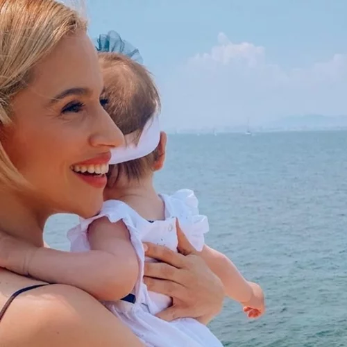 Η Νάντια Μπουλέ κρατά την κόρη της, Σεμέλη από το χέρι στην πιο cute φωτογραφία που θα δεις σήμερα