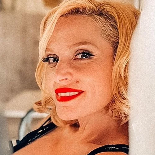 Η Ελεωνόρα Ζουγανέλη σε μία βραδινή εμφάνιση με total black outfit και sneakers | Το κομψό κούρεμα και το κολακευτικό ντεκολτέ