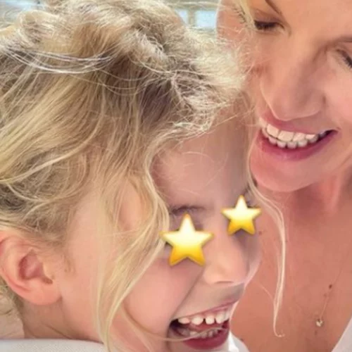 Μπιάνκα και Κάρολος Κρασσάς | Τα κατάξανθα παιδιά της Βίκυς Καγιά κάνουν ιππασία στην παραλία