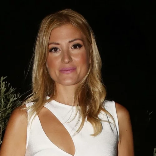 Αγνώριστη η Ράνια Τζίμα | Υιοθέτησε το κούρεμα που κολακεύει όλες τις γυναίκες