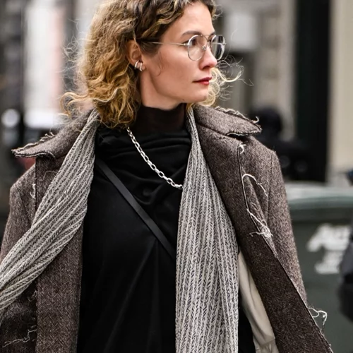 Αυτό το μακρυμάνικο midi φόρεμα κοστίζει 15,99 ευρώ και είναι η λύση σου για power dressing στο κρύο