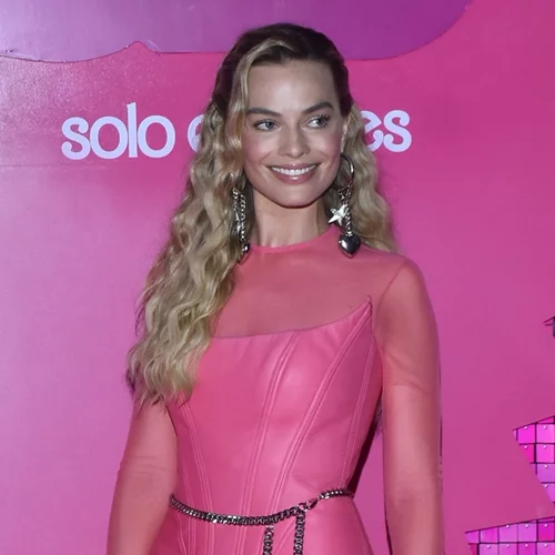 Margot Robbie | Όλα τα Barbie inspired outfits που έχει φορέσει μέχρι στιγμής