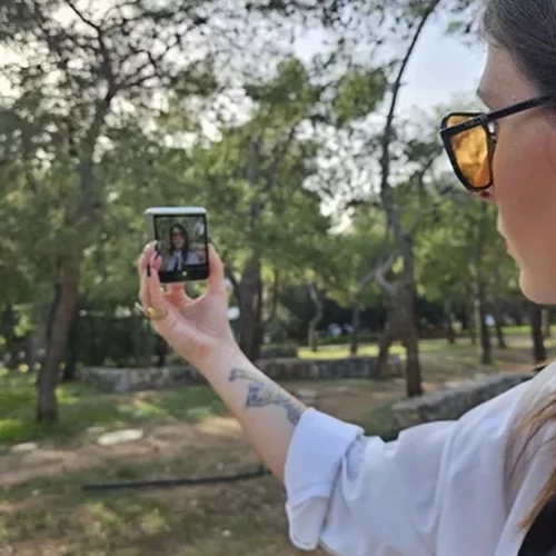 Ανακαλύπτοντας τις νέες τάσεις στο street style με το Samsung Galaxy Z Flip5