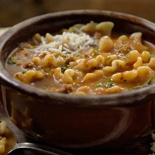 Τα συνδυάζει όλα | Η viral σούπα του TikTok που θυμίζει μακαρόνια με κιμά