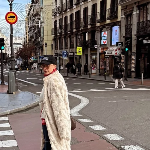 Λένα Δροσάκη | Με το τέλειο χειμωνιάτικο πανωφόρι στην Ισπανία