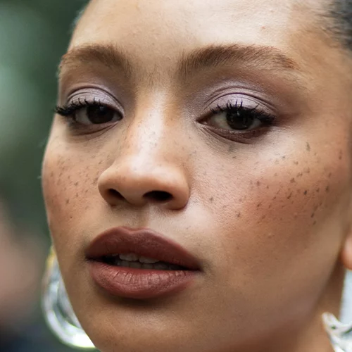 5 παλέτες σκιών σε γήινες, neutral και bronze αποχρώσεις με λιγότερα από 13 ευρώ