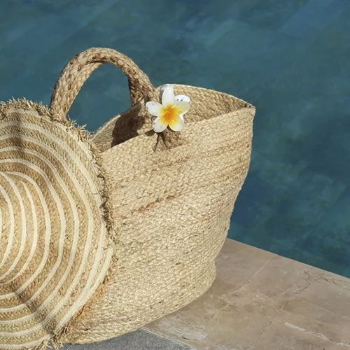 GRWM | Τα πράγματα που παίρνει πάντα μαζί της στην παραλία ένα it girl