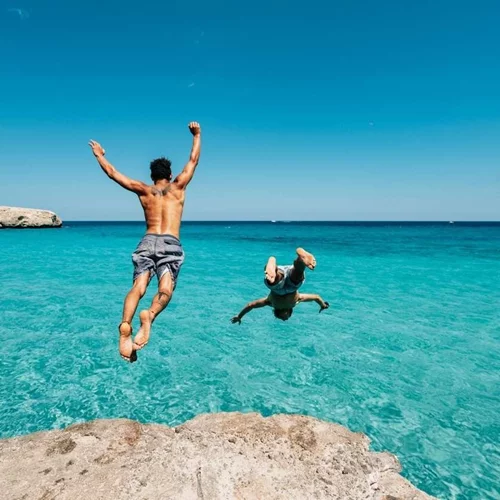 Η πιο μαγευτική παραλία μόλις μία ώρα από την Αθήνα