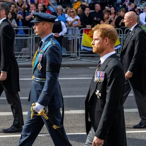 Πρίγκιπες William & Harry | Περπάτησαν μαζί στην πομπή του βασιλικού φέρετρου όπως στην κηδεία της Diana