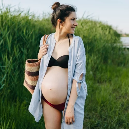 Ποια μαγιό επιλέγουν οι εγκυμονούσες fashionistas; | Το beachwear που χαρίζει έμπνευση