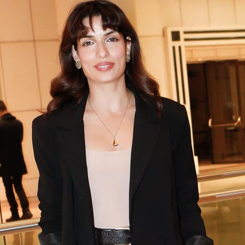 Τόνια Σωτηροπούλου | Το κοστούμι της από την Pink Woman είναι η πιο chic επιλογή για επίσημες εμφανίσεις