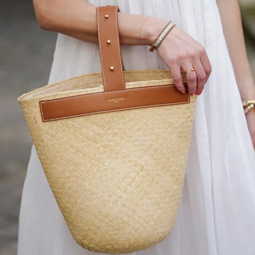 Αυτή η ψάθινη τσάντα με δερμάτινες λεπτομέρειες θα γίνει η αγαπημένη σου για τις πρωινές εμφανίσεις της άνοιξης