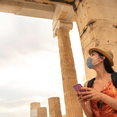 Βγαίνουν οι μάσκες στους εξωτερικούς χώρους | Σήμερα η απόφαση των ειδικών - Πού θα συνεχίσουμε να τις φοράμε