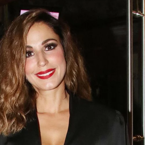 Κατερίνα Παπουτσάκη | Με cold-shoulder maxi φόρεμα σου δείχνει πώς να ντυθείς κομψά σε μια glamorous περίσταση